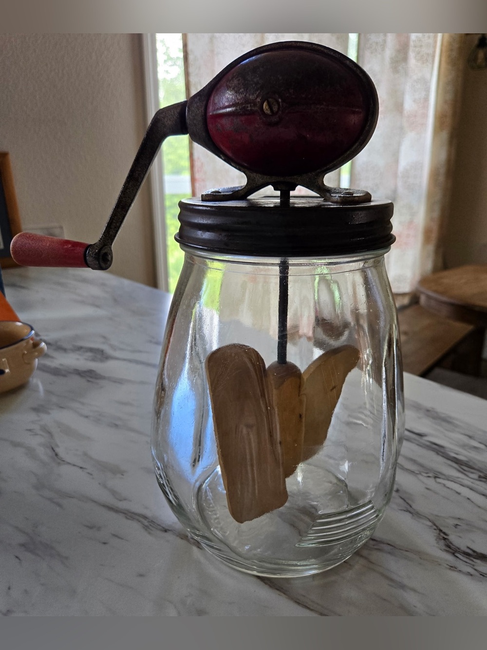 Vintage Dazey butter churn, glass jar, wooden stirs - Picture 4 of 4